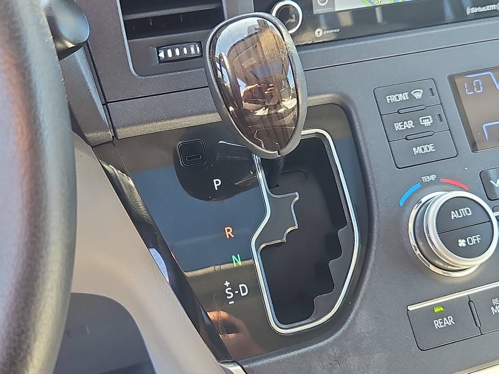 Used 2020 Toyota Sienna XLE w/ XLE Navigation Package AWD/4WD image 25