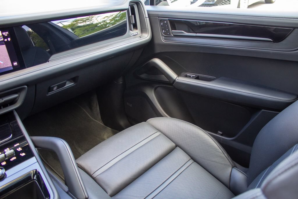 Used 2025 Porsche Cayenne GTS AWD/4WD image 20