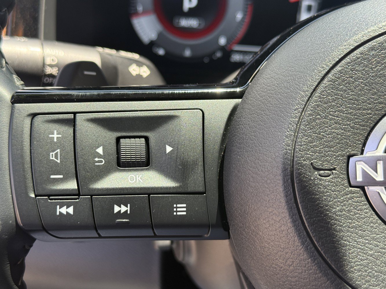 Used 2024 Nissan Pathfinder Platinum AWD/4WD image 17