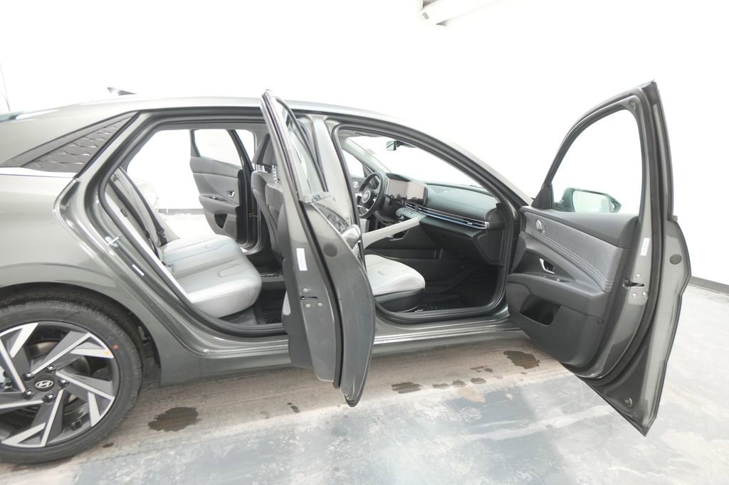 New 2026 Hyundai Elantra Limited image 28