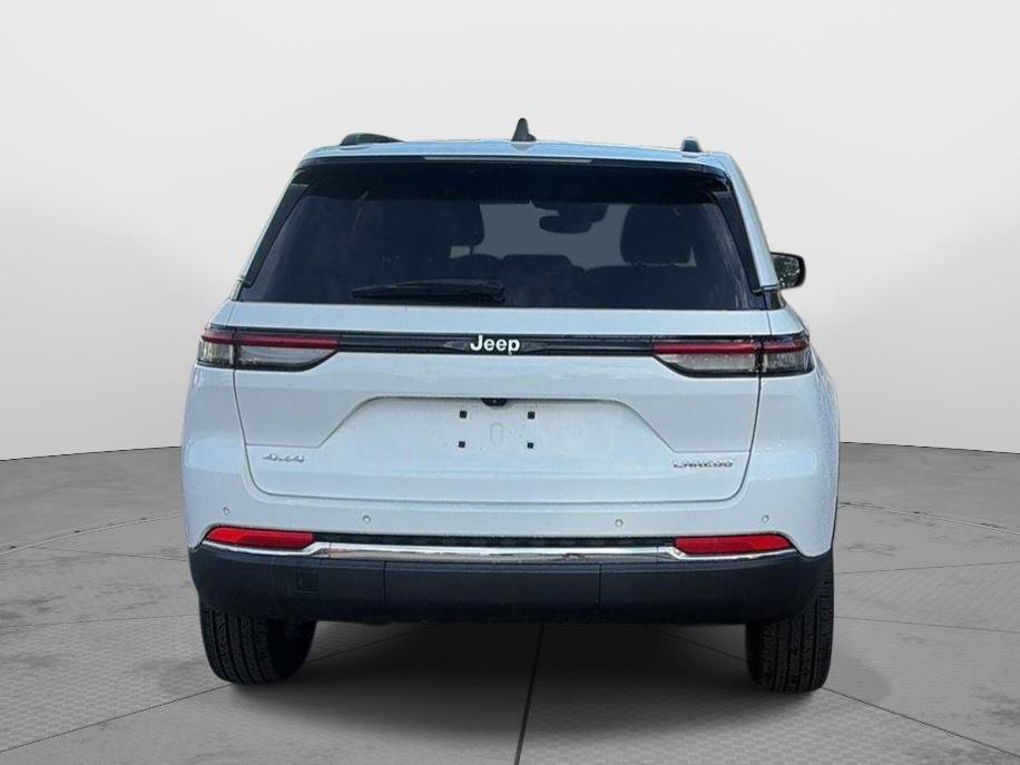Used 2023 Jeep Grand Cherokee Laredo AWD/4WD image 6