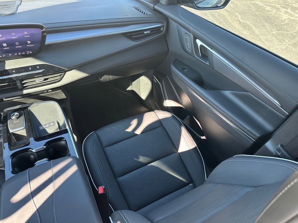 Used 2025 Buick Enclave Sport Touring image 17