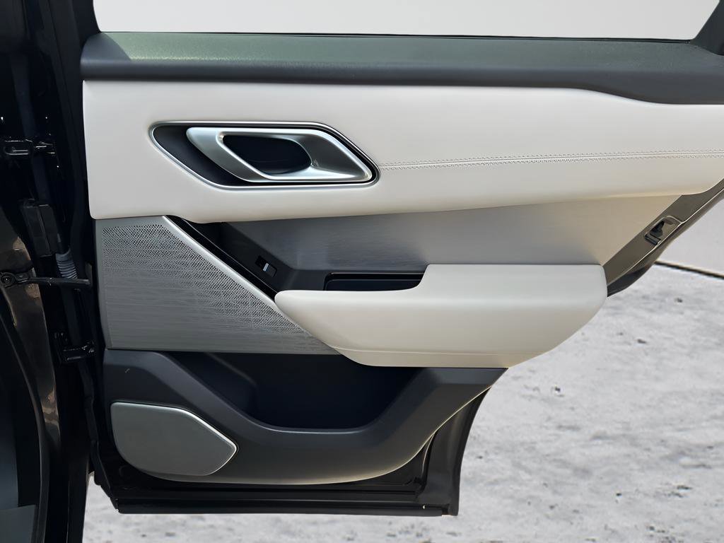 Used 2019 Land Rover Range Rover Velar R-Dynamic SE image 27