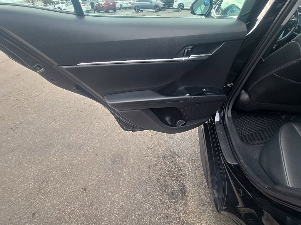 Used 2020 Toyota Camry SE image 19