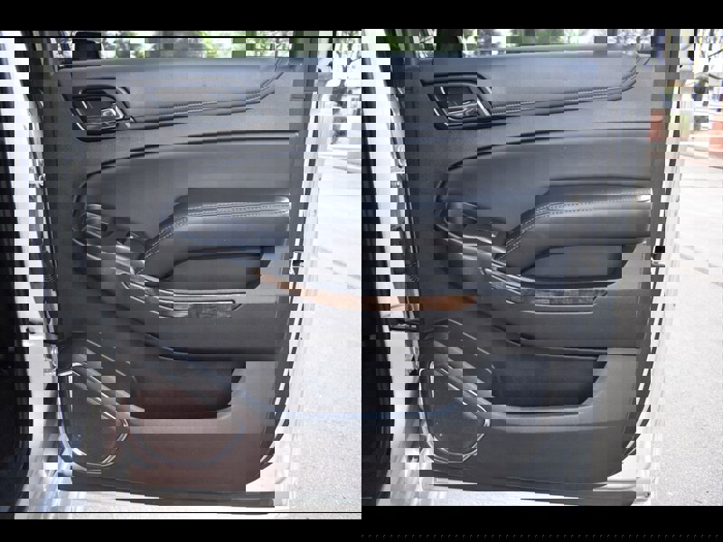 Used 2016 Chevrolet Suburban LT w/ Luxury Package RWD image 25