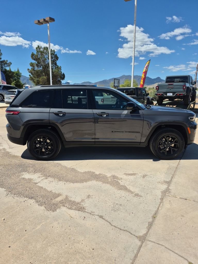 Used 2025 Jeep Grand Cherokee Altitude image 4