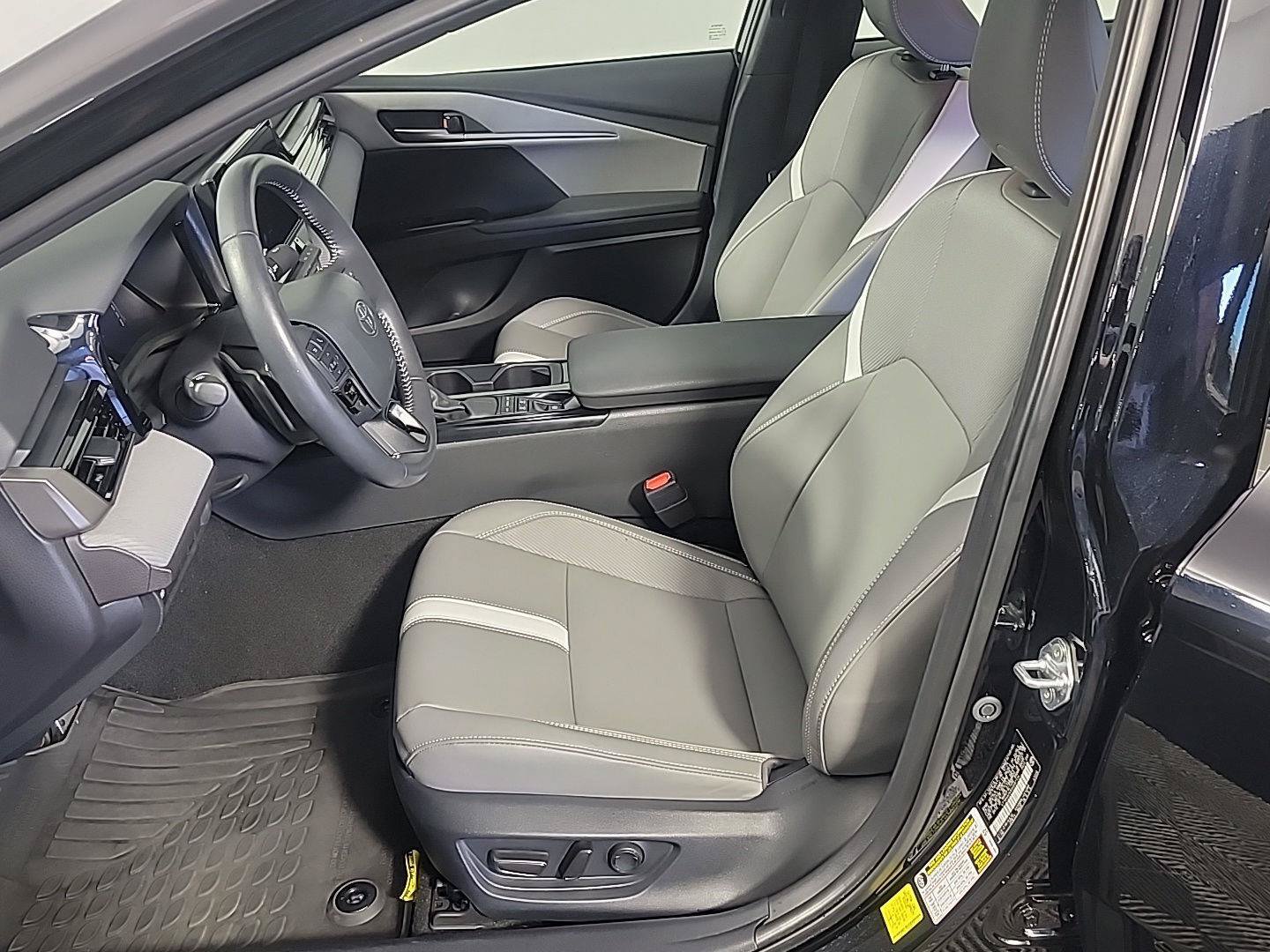 Used 2025 Toyota Camry SE FWD image 17