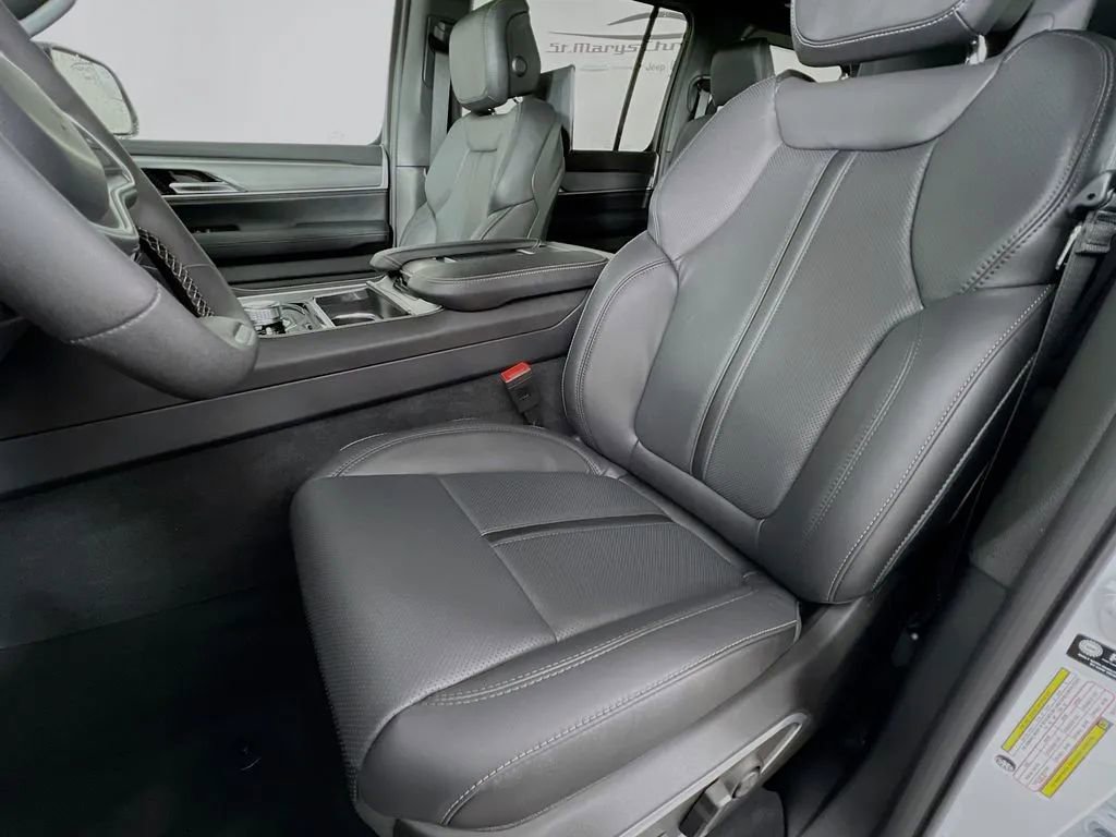 New 2026 Jeep Grand Wagoneer Limited w/ Rear Seat Video Group I AWD/4WD image 23