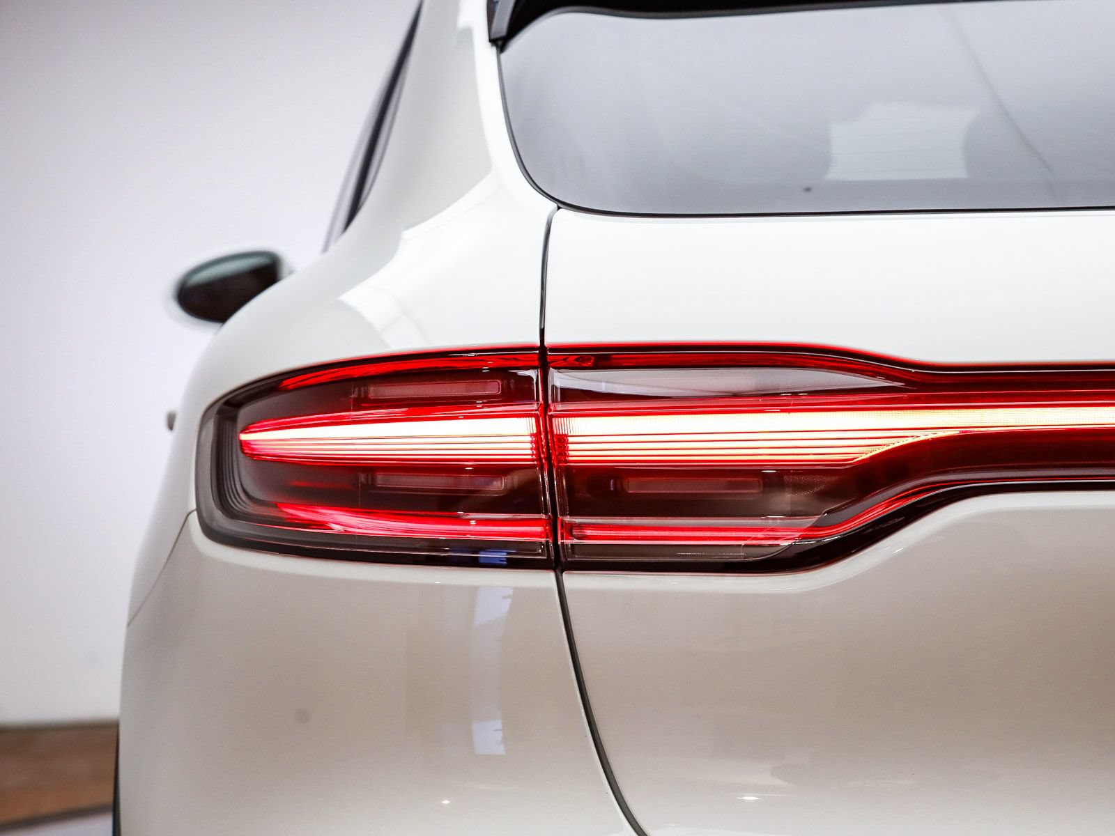 Certified 2026 Porsche Macan AWD/4WD image 8