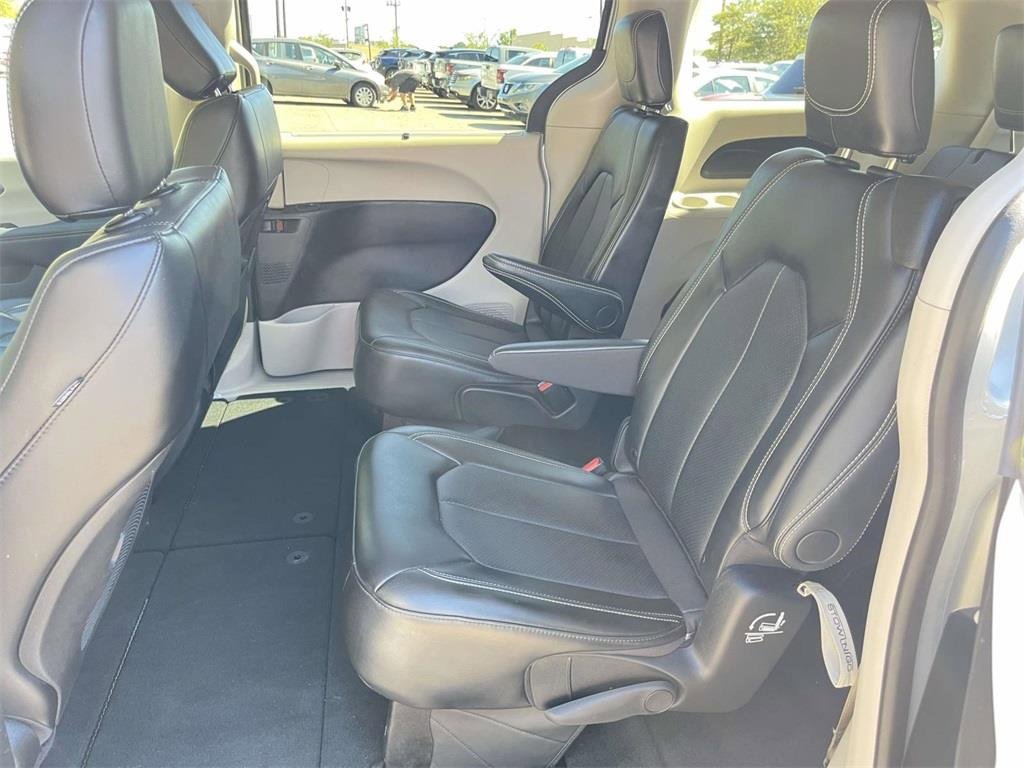 Used 2024 Chrysler Pacifica Touring-L image 23