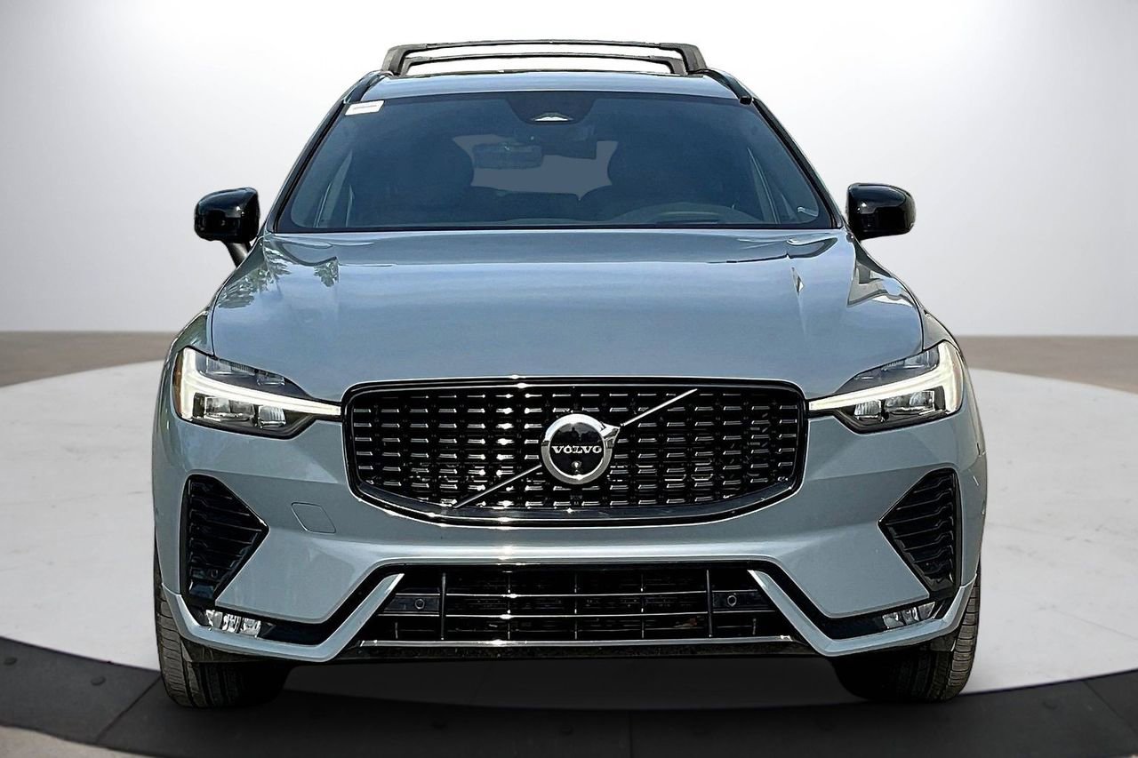 Used 2022 Volvo XC60 B5 R-Design w/ Advanced Package image 3