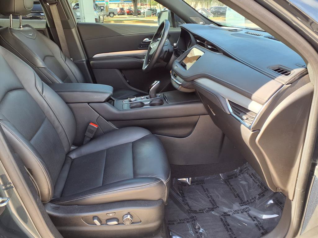 Used 2020 Cadillac XT4 Premium Luxury w/ Enhanced Visibility Package FWD image 9