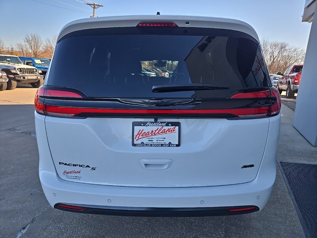 New 2026 Chrysler Pacifica Select w/ S Appearance Package AWD/4WD image 9