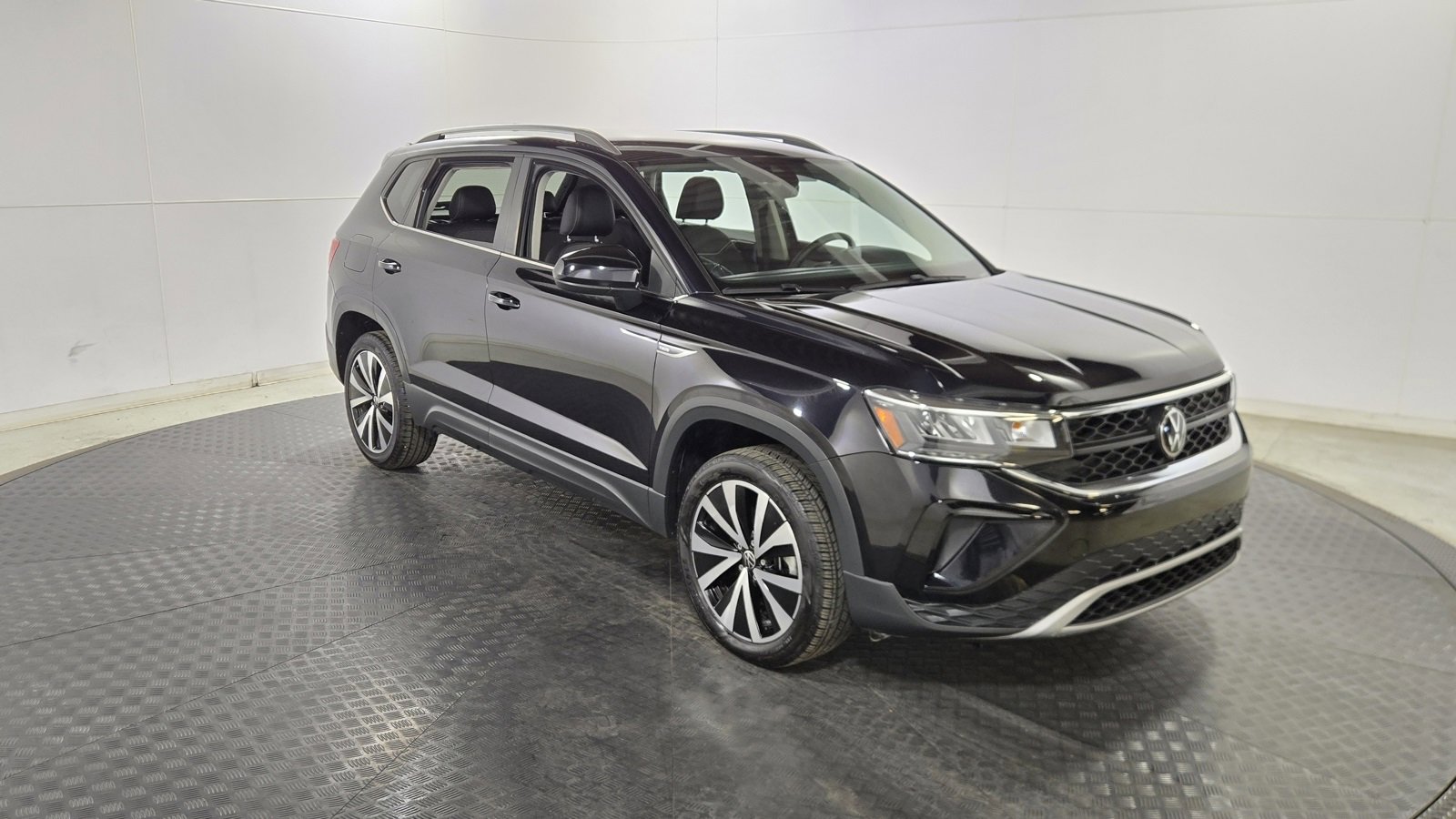 Used 2024 Volkswagen Taos SE image 1