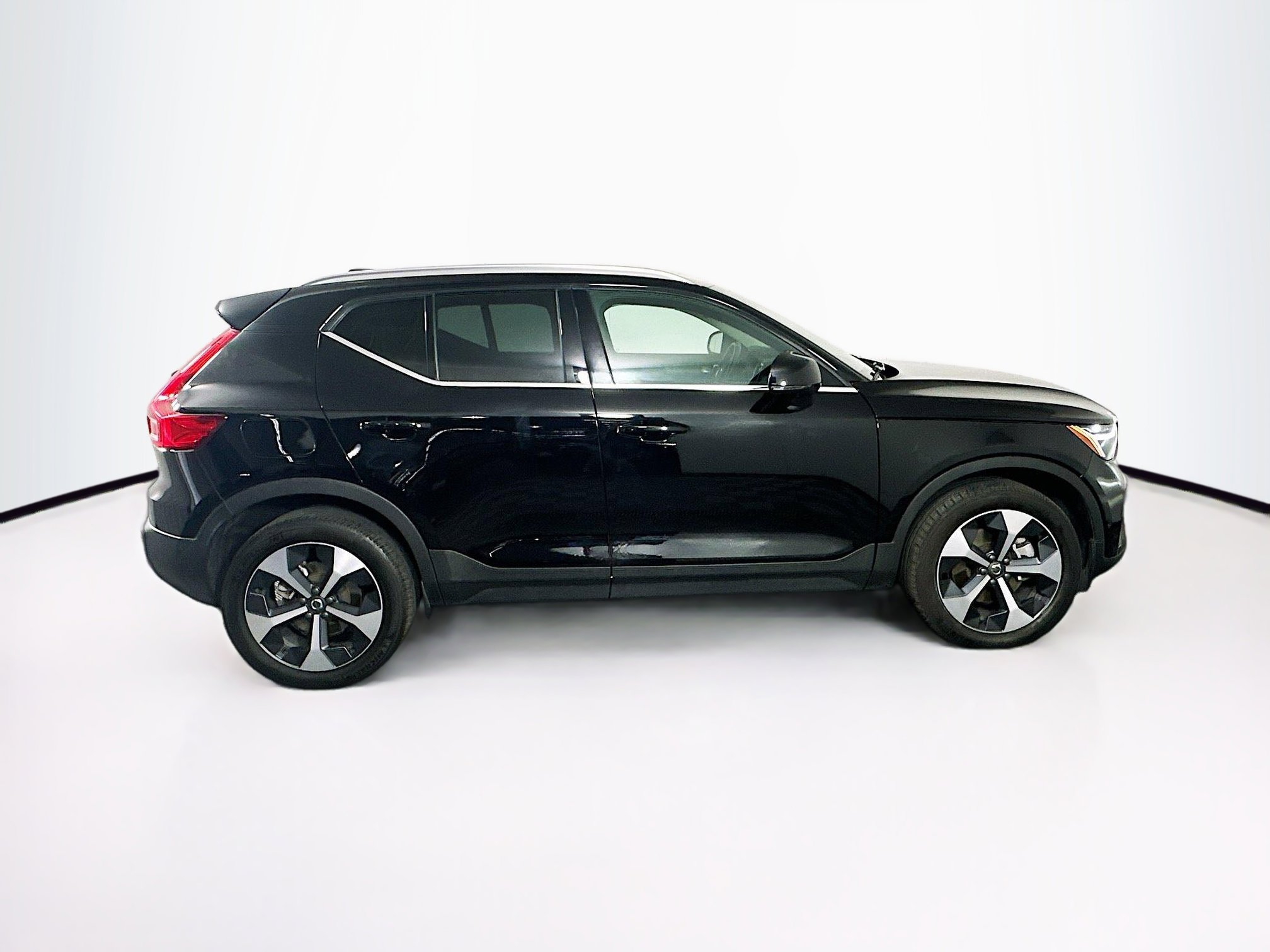 Used 2025 Volvo XC40 B5 Plus image 10