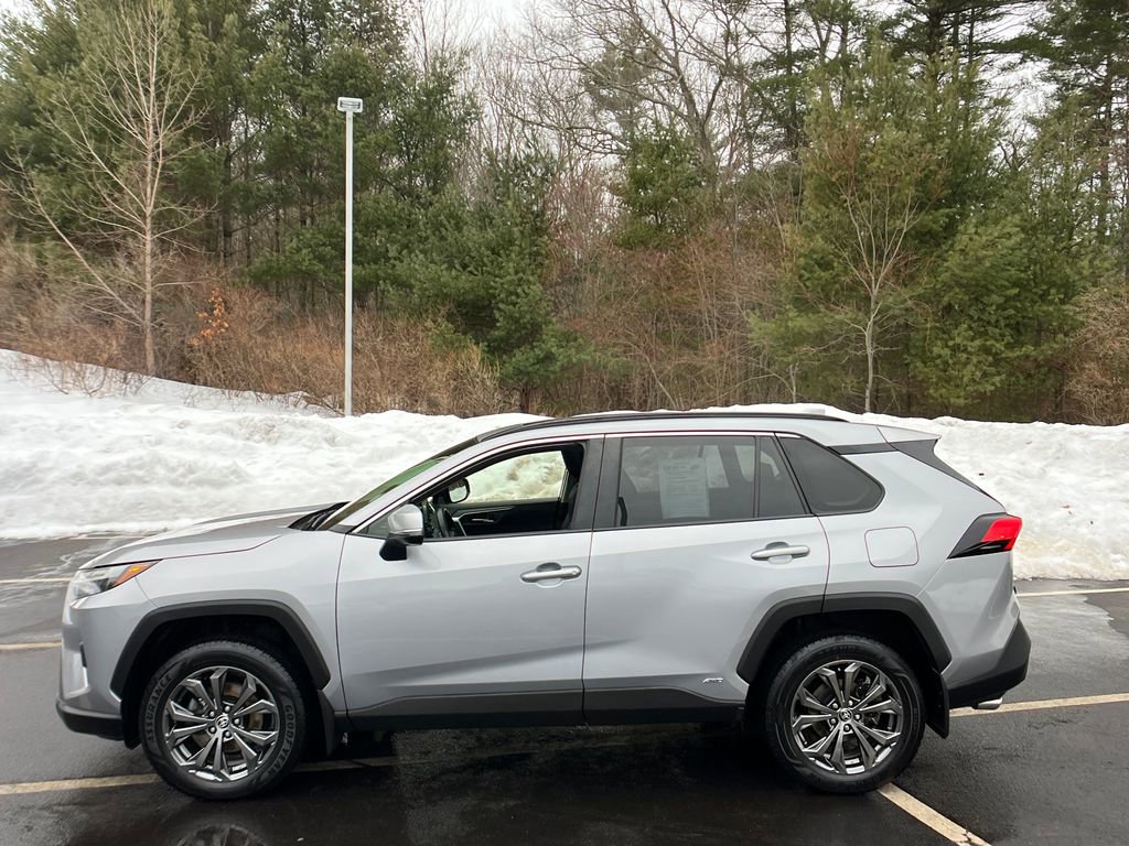 Used 2022 Toyota RAV4 XLE Premium image 2