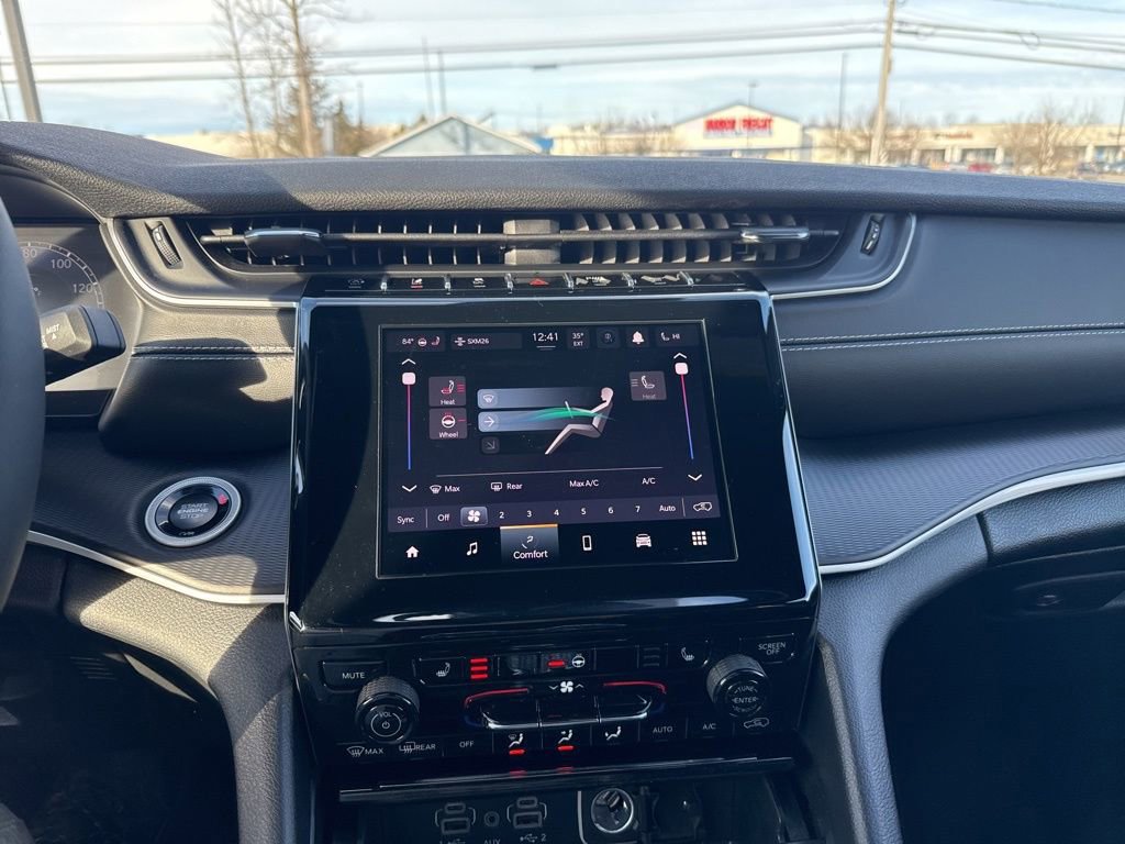 Used 2025 Jeep Grand Cherokee Altitude image 23