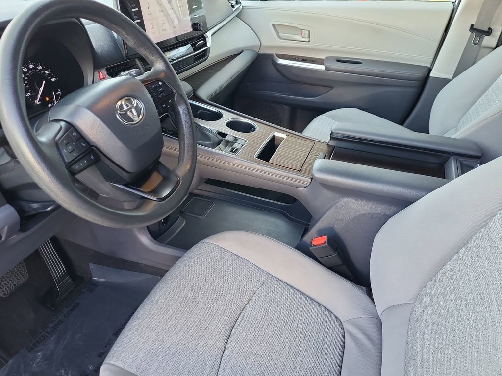 Used 2023 Toyota Sienna LE image 12