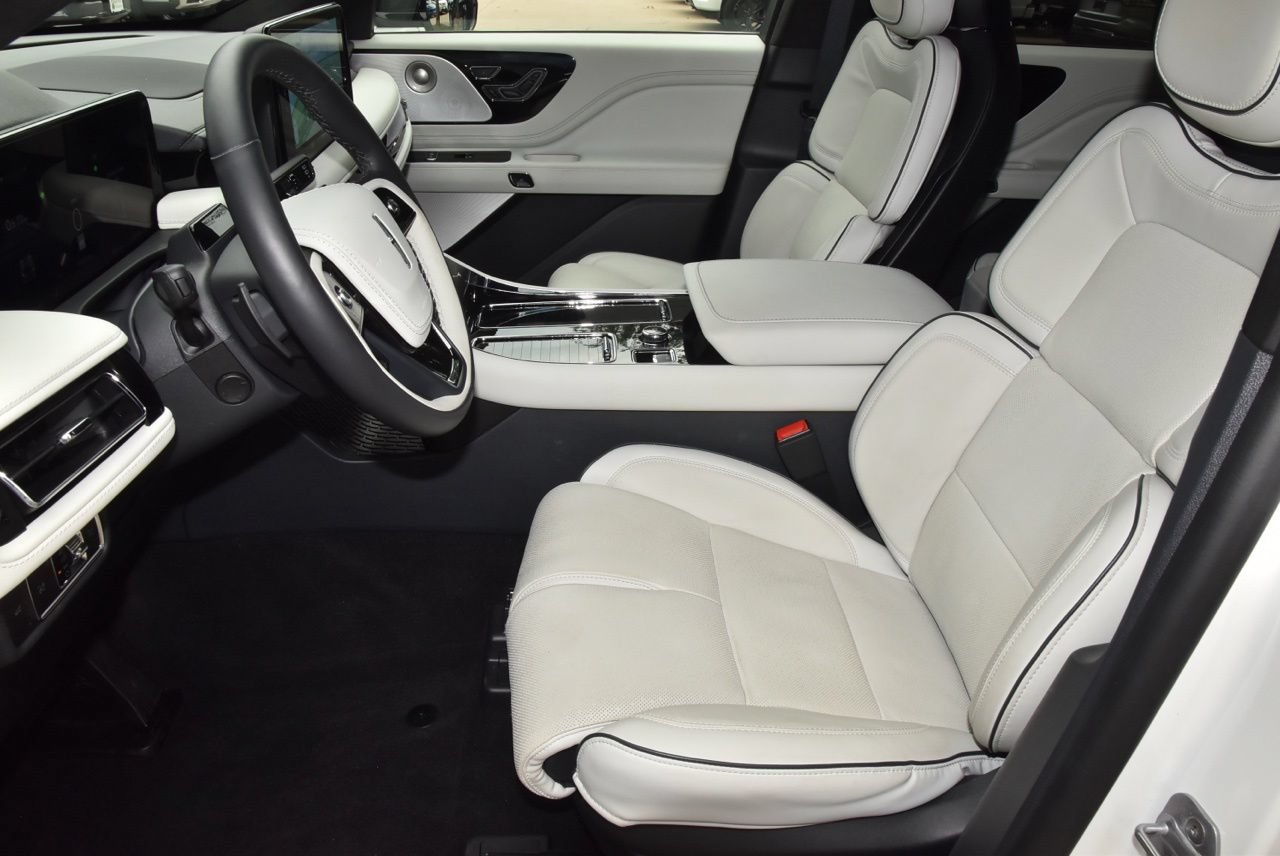 Used 2025 Lincoln Aviator Black Label AWD/4WD image 13