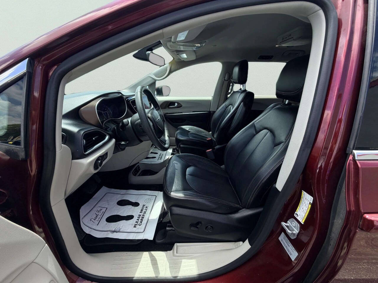 Used 2017 Chrysler Pacifica Touring FWD image 19