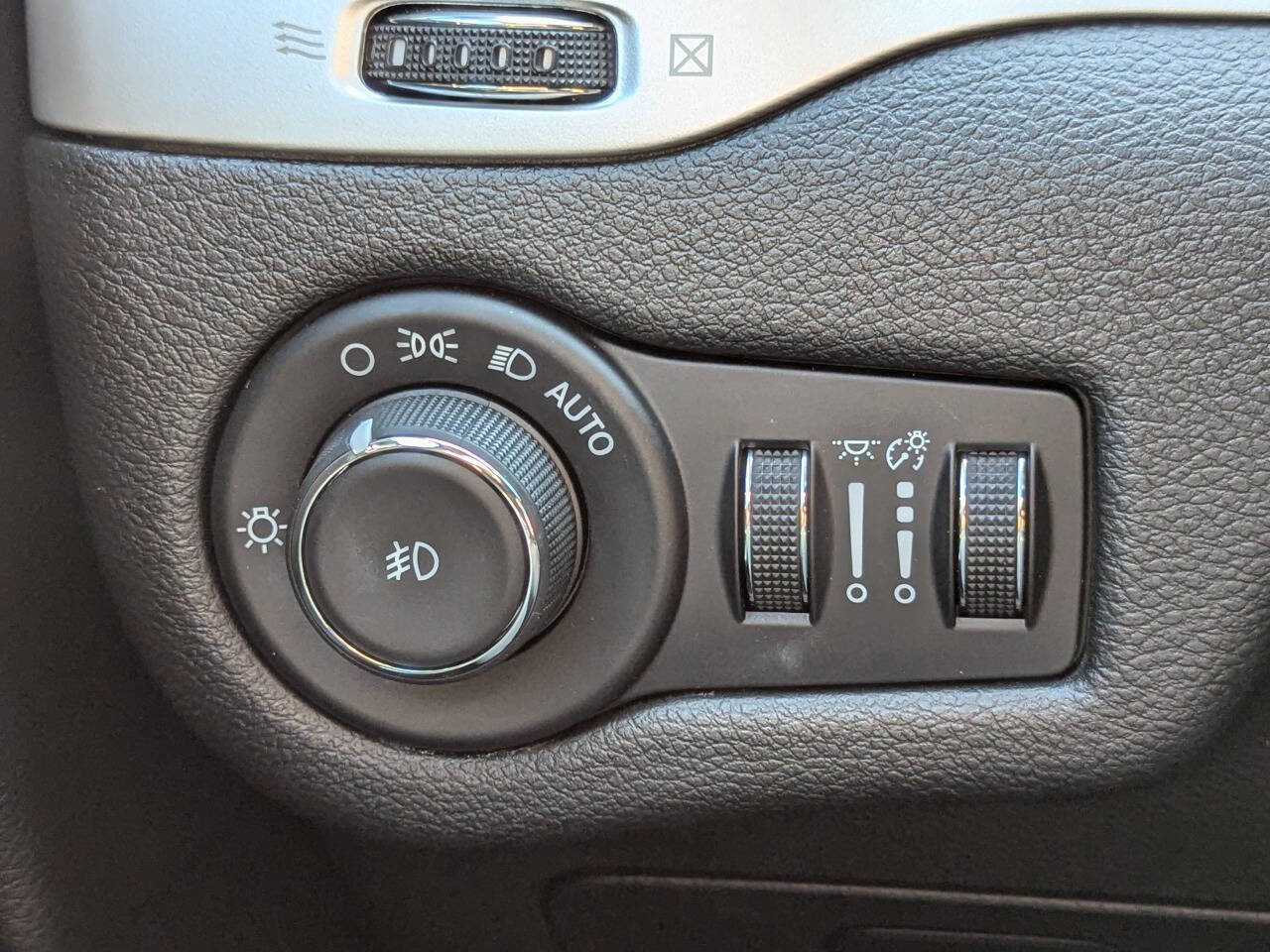 Used 2017 Jeep Cherokee Trailhawk w/ Cold Weather Group image 27