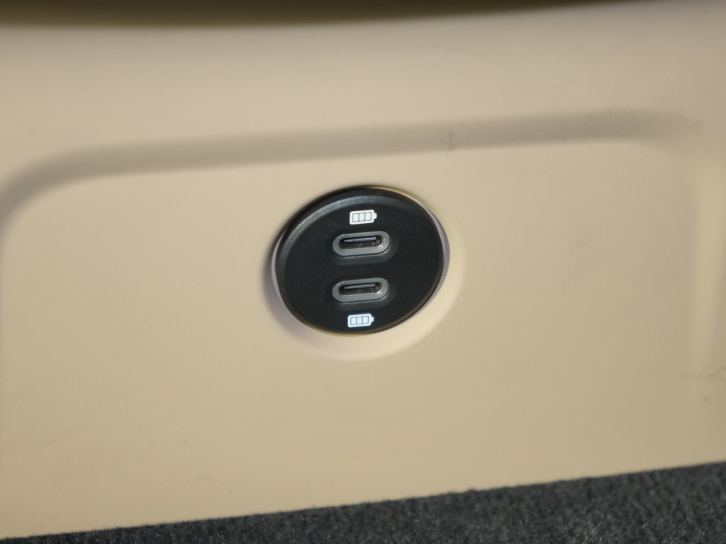 Certified 2023 Porsche Macan Turbo AWD/4WD image 40