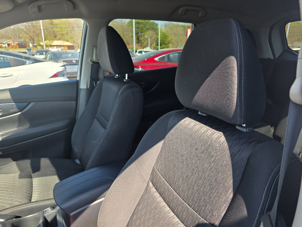 Used 2020 Nissan Rogue SV image 12