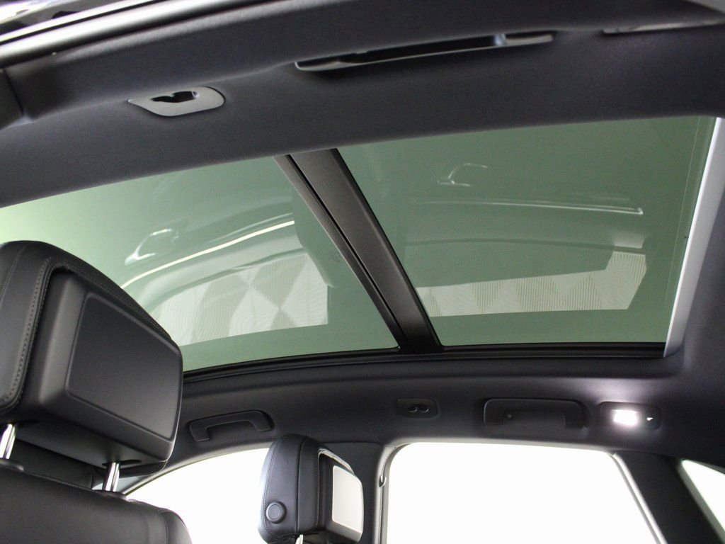 Certified 2025 Porsche Macan image 20