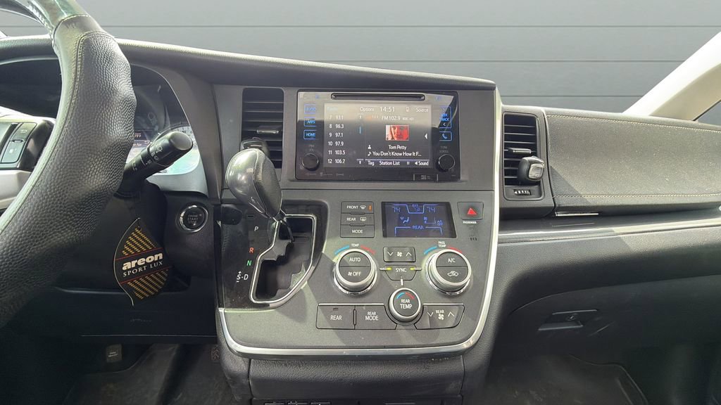 Used 2017 Toyota Sienna SE Premium FWD image 10