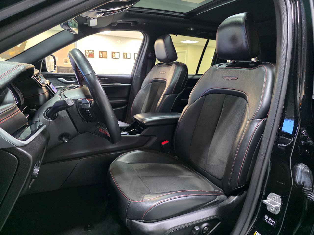 Used 2022 Jeep Grand Cherokee Trailhawk w/ Luxury Tech Group III AWD/4WD image 17