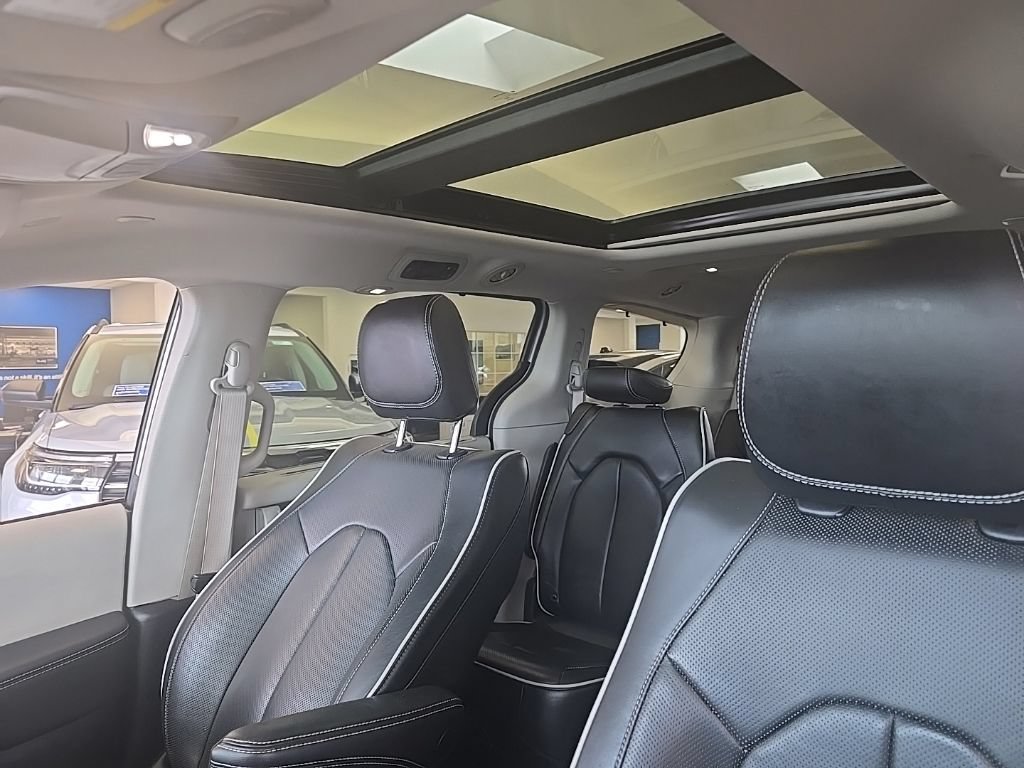 Used 2024 Chrysler Pacifica Limited FWD image 32