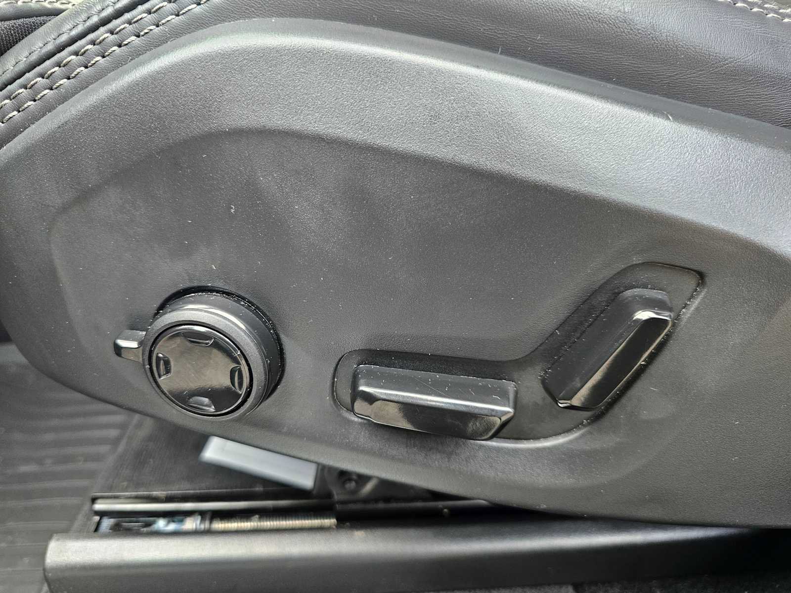 Certified 2024 Volvo XC90 B6 Ultimate w/ Protection Package Premier image 34