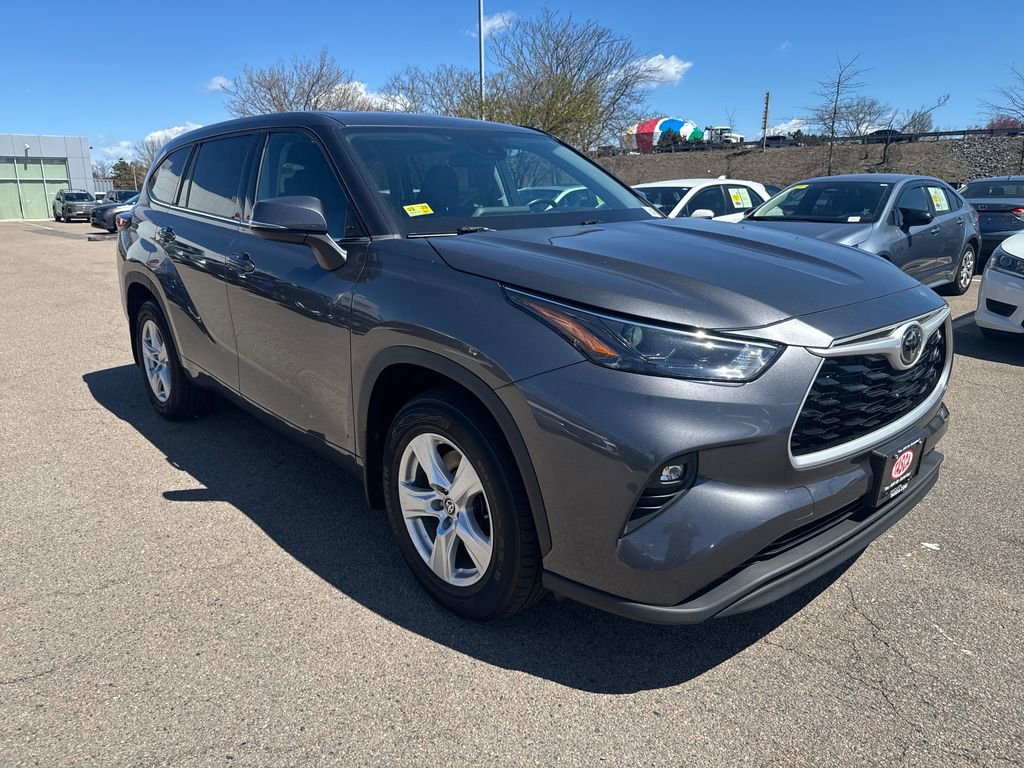 Used 2022 Toyota Highlander LE AWD/4WD image 9