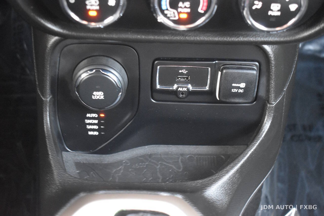 Used 2017 Jeep Renegade Latitude w/ Cold Weather Group AWD/4WD image 26