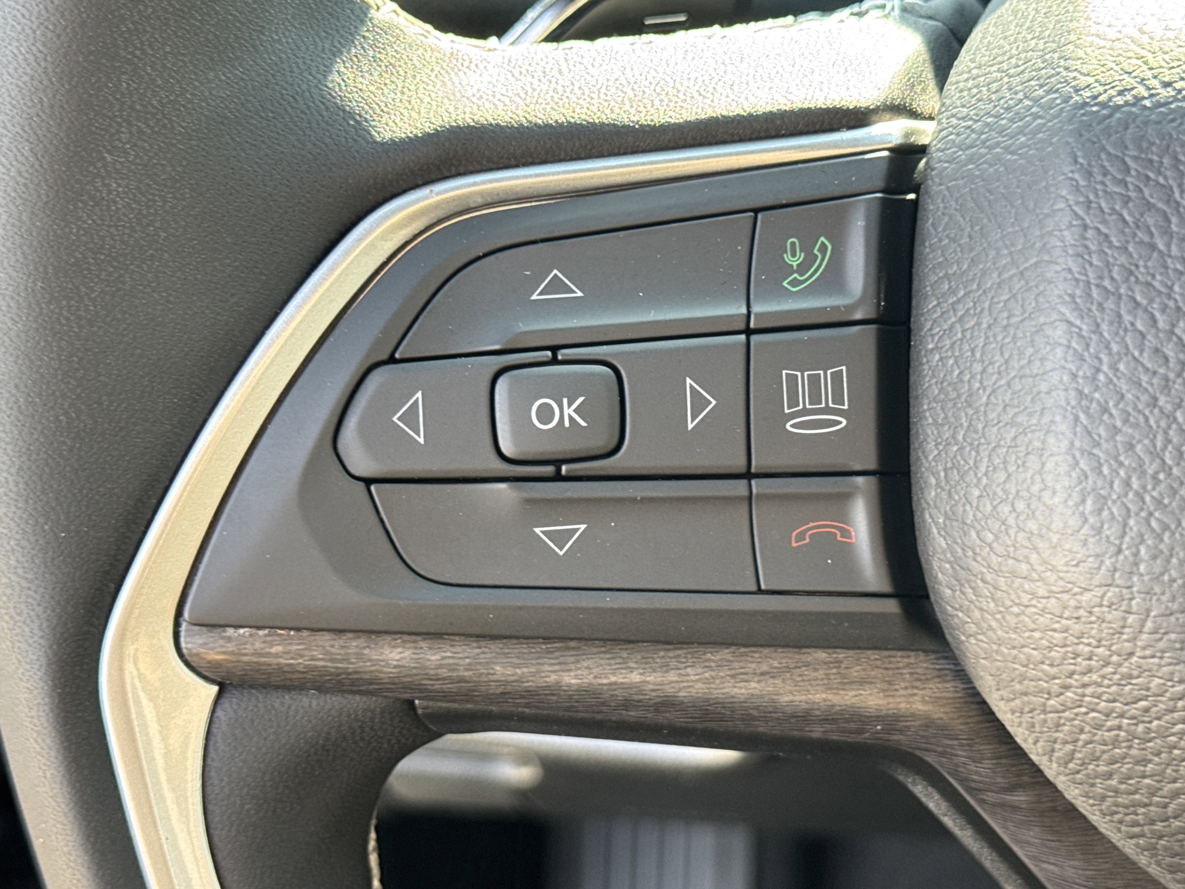 Used 2024 Jeep Grand Cherokee L Limited image 24