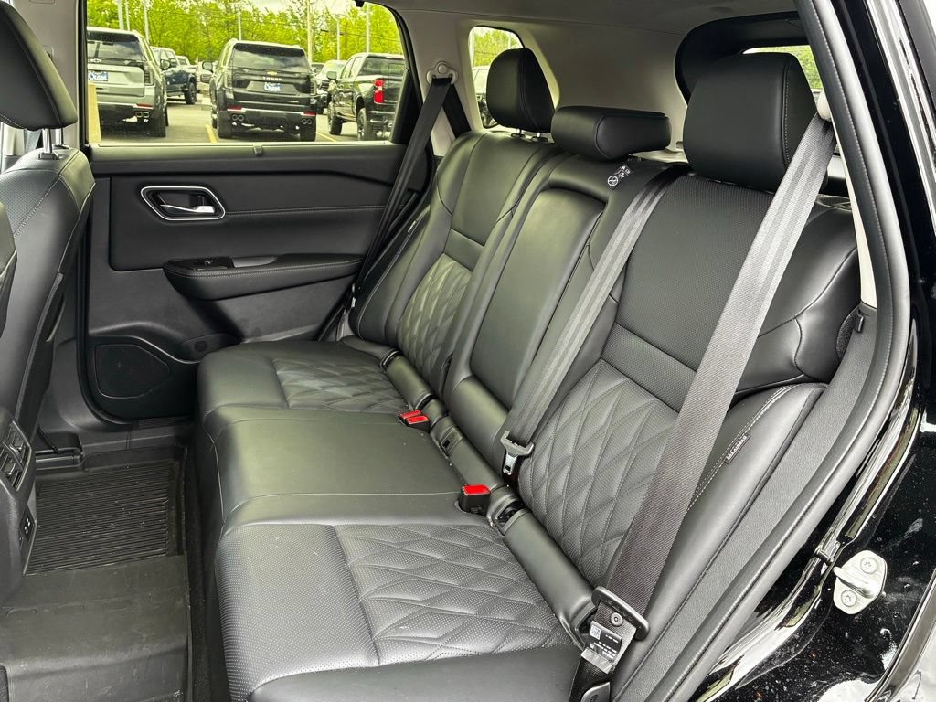 Used 2025 Nissan Rogue Platinum w/ Platinum Premium Package AWD/4WD image 32