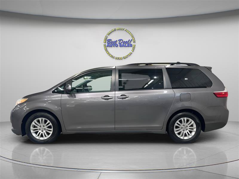 Used 2017 Toyota Sienna XLE w/ XLE Navigation Package FWD image 2