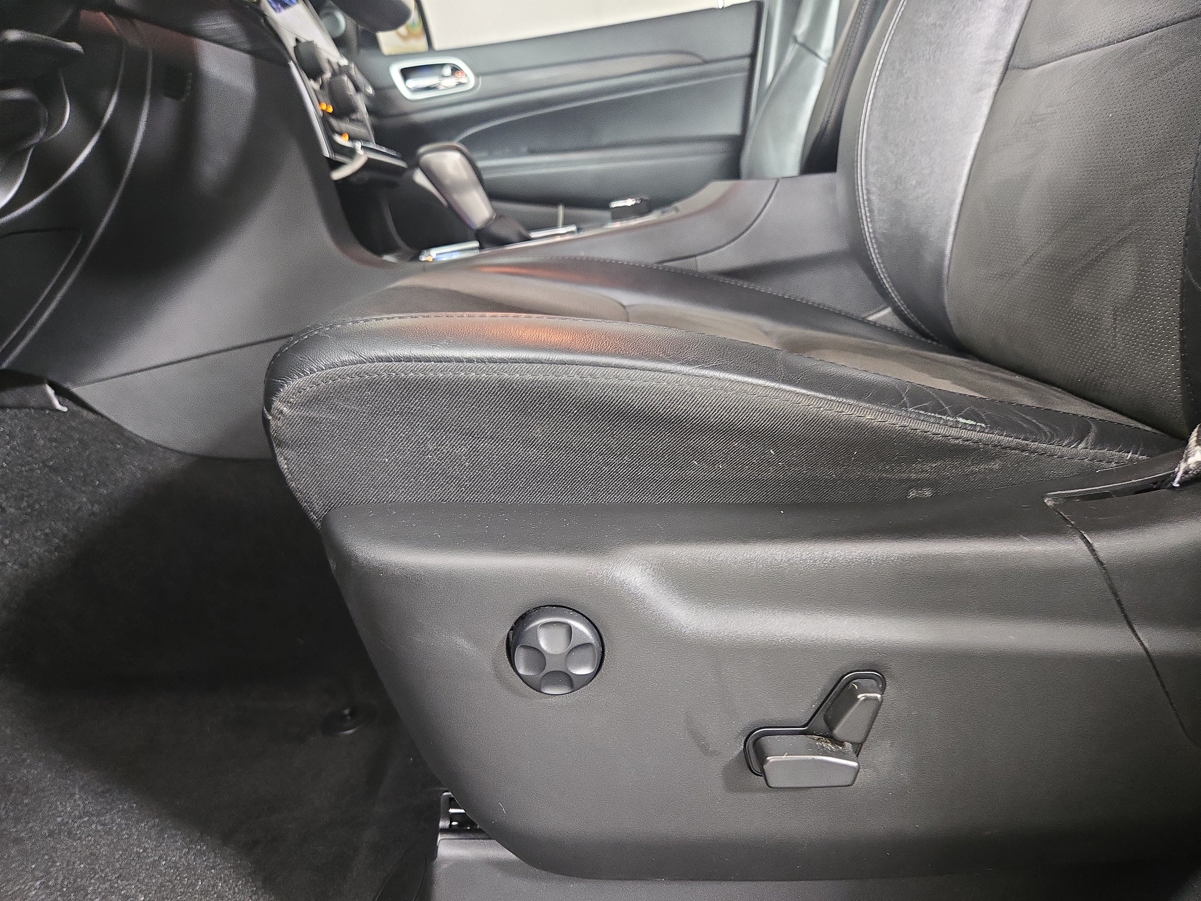 Used 2022 Jeep Grand Cherokee Laredo X AWD/4WD image 26