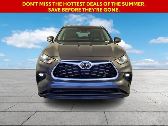 Used 2023 Toyota Highlander XLE FWD image 3