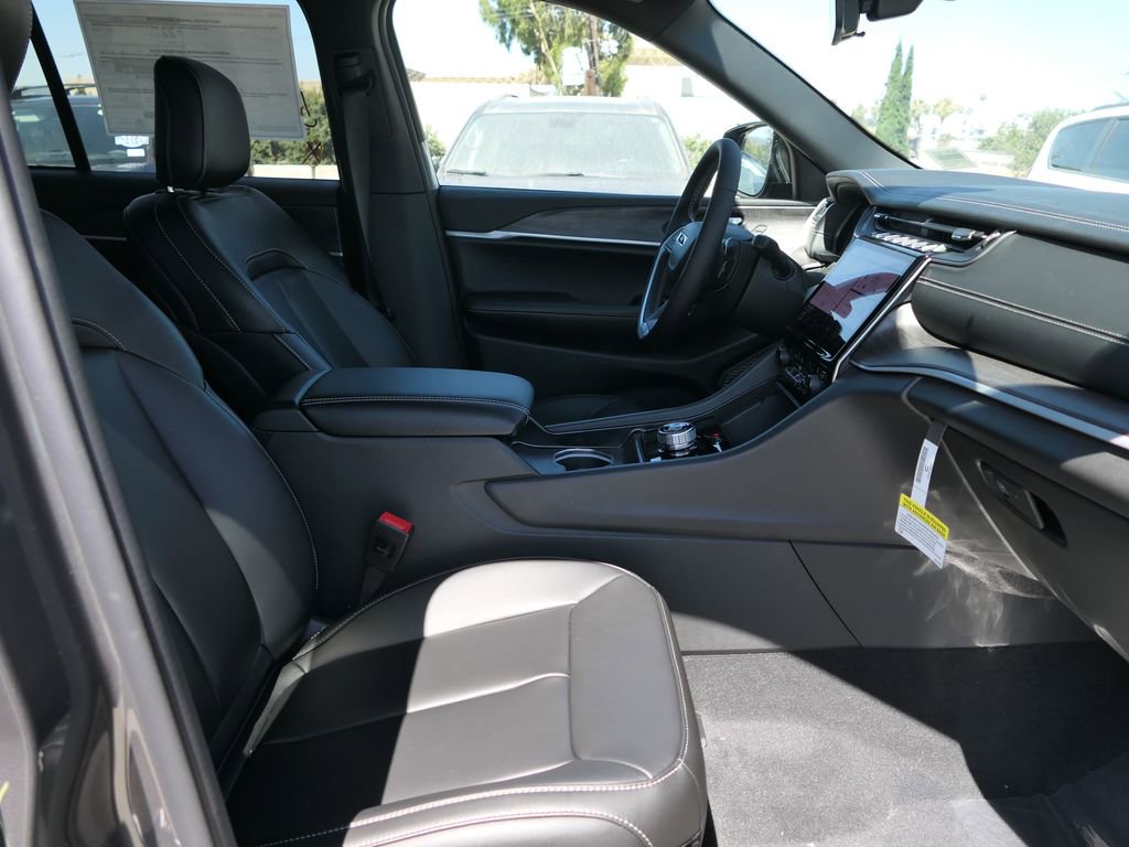 New 2025 Jeep Grand Cherokee Limited w/ Black Appearance Package image 22