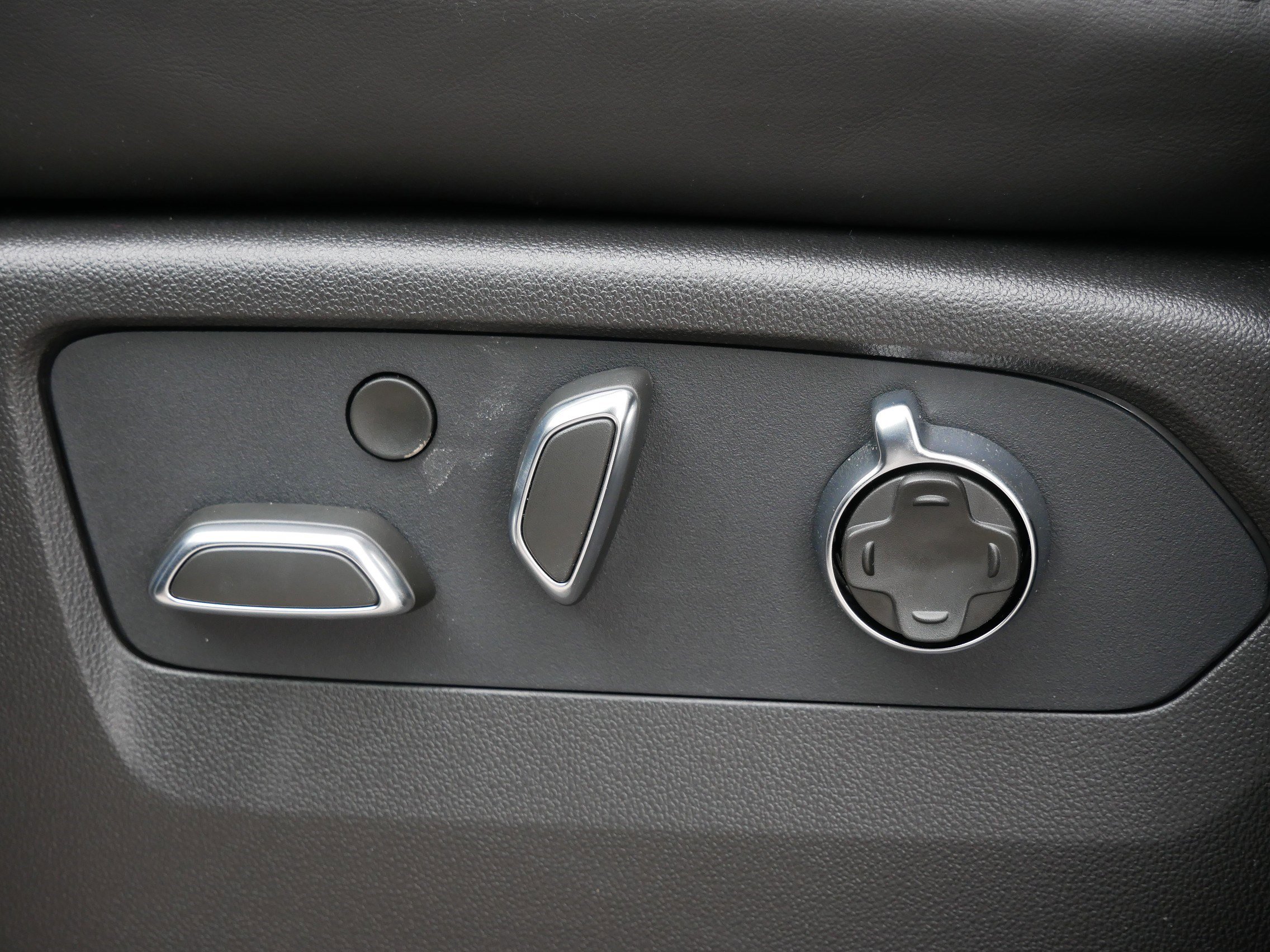 New 2026 Cadillac Escalade Platinum Sport w/ LPO, ONYX Package image 17