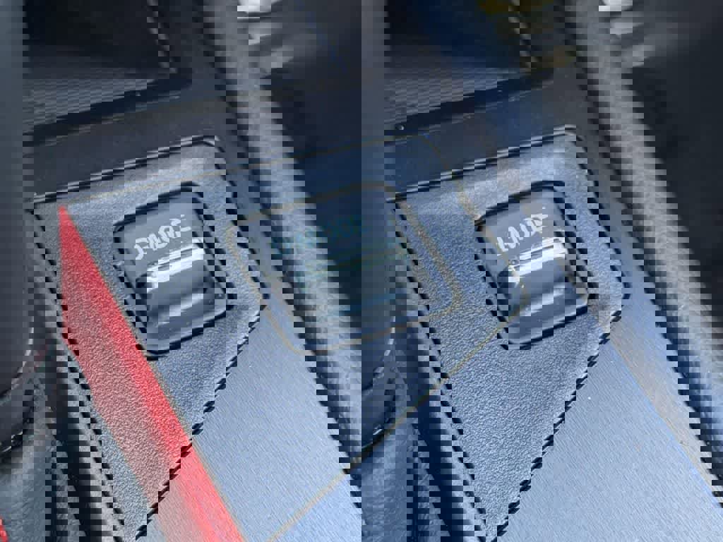 Used 2025 Nissan Kicks SR image 21