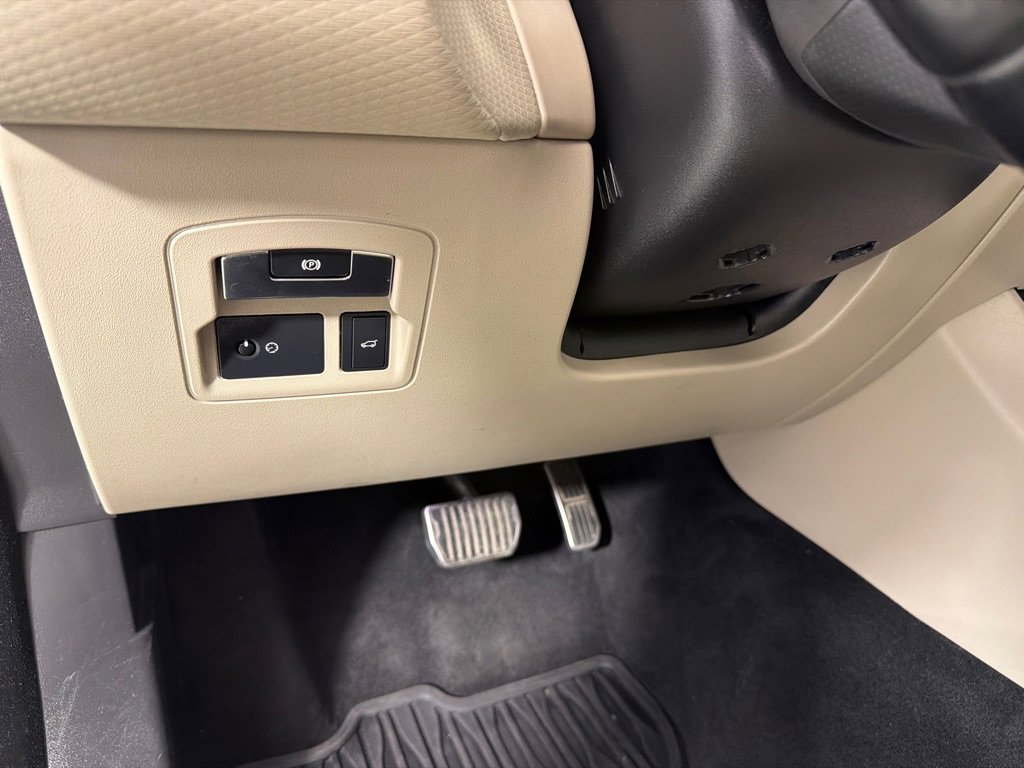 Used 2018 Land Rover Range Rover Velar R-Dynamic SE AWD/4WD image 16