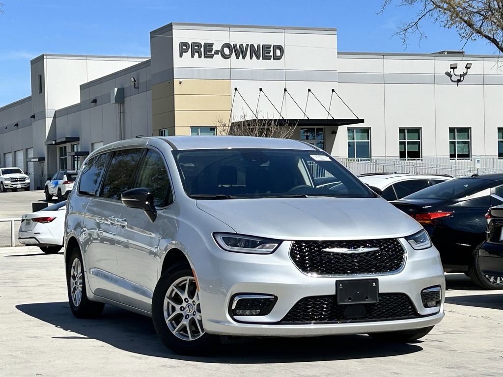 Used 2024 Chrysler Pacifica Touring-L image 2