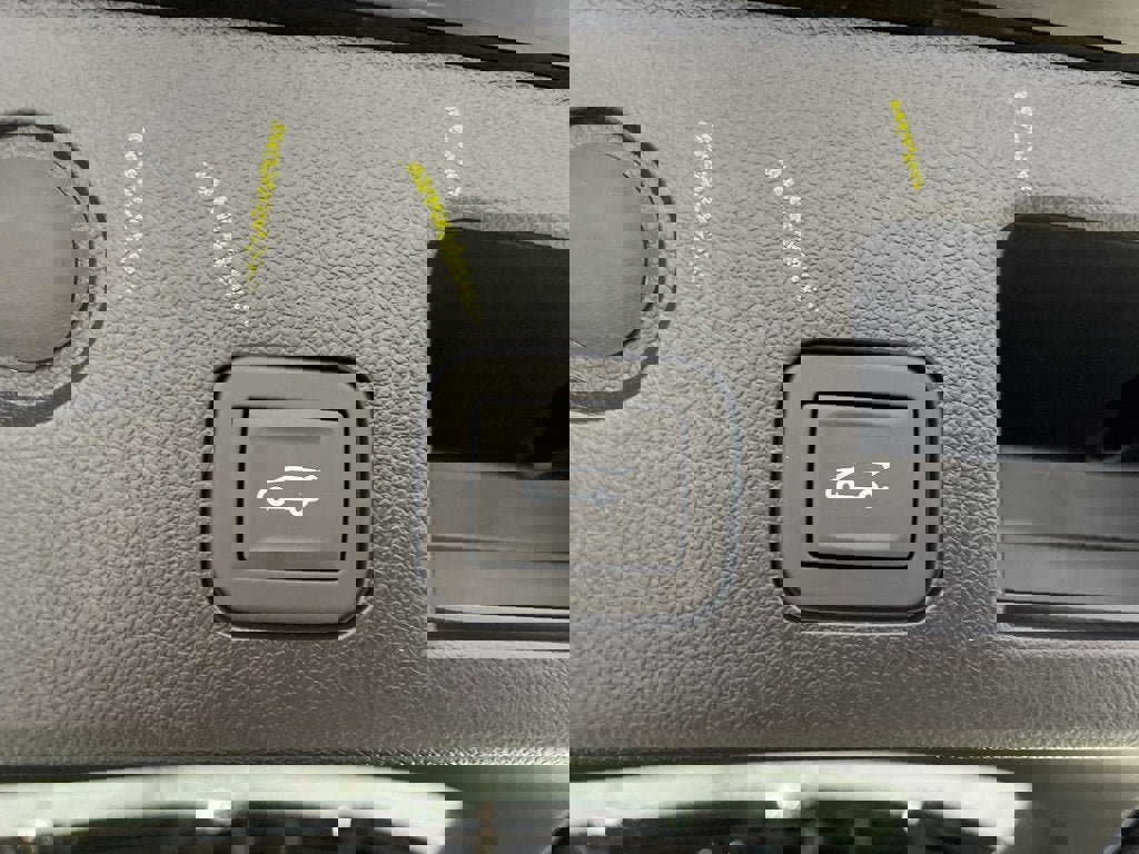 New 2025 Chevrolet Equinox ACTIV w/ Safety and Technology Package image 11