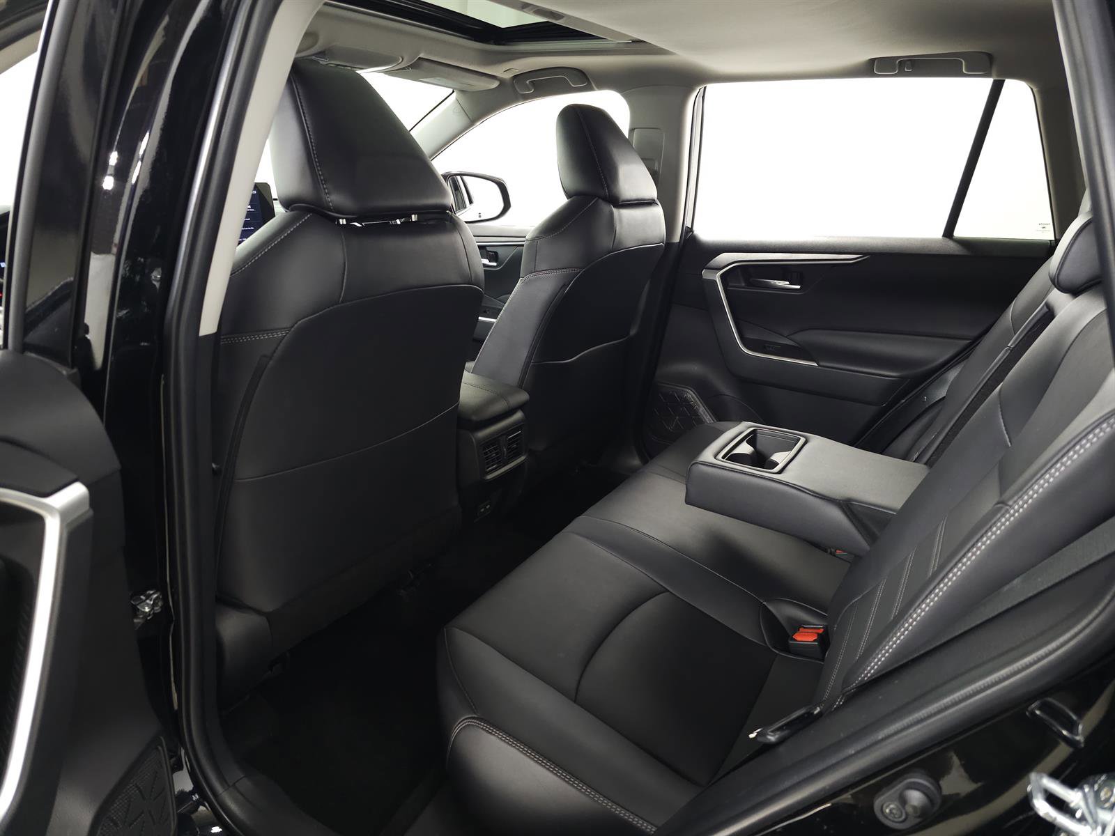 Used 2023 Toyota RAV4 XLE Premium image 31