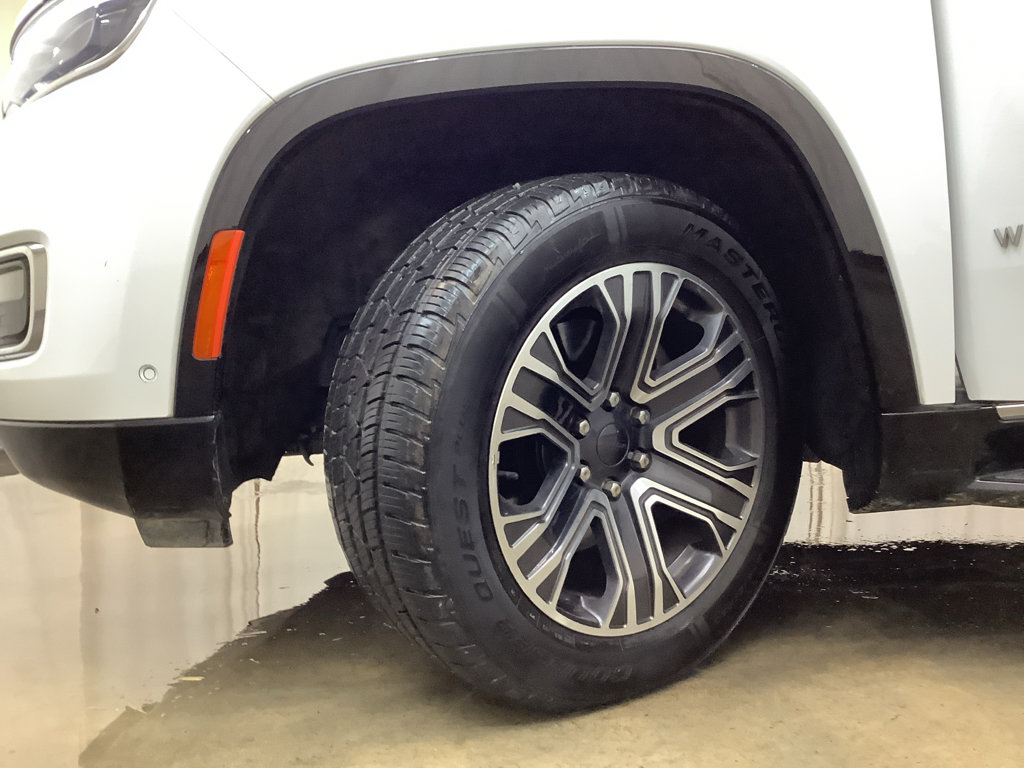 Used 2023 Jeep Wagoneer L Series II AWD/4WD image 27