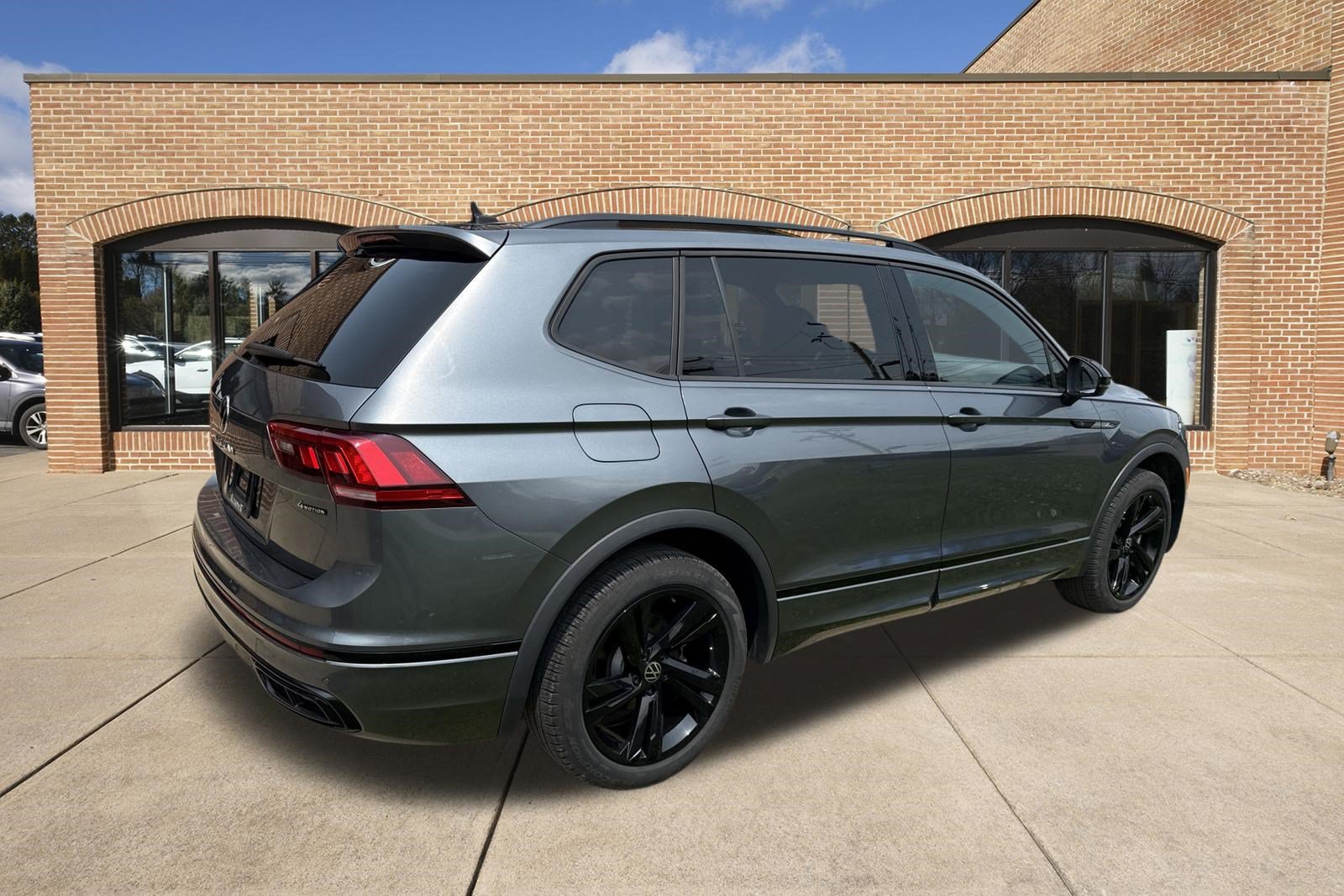 Used 2024 Volkswagen Tiguan SE R-Line AWD/4WD image 3