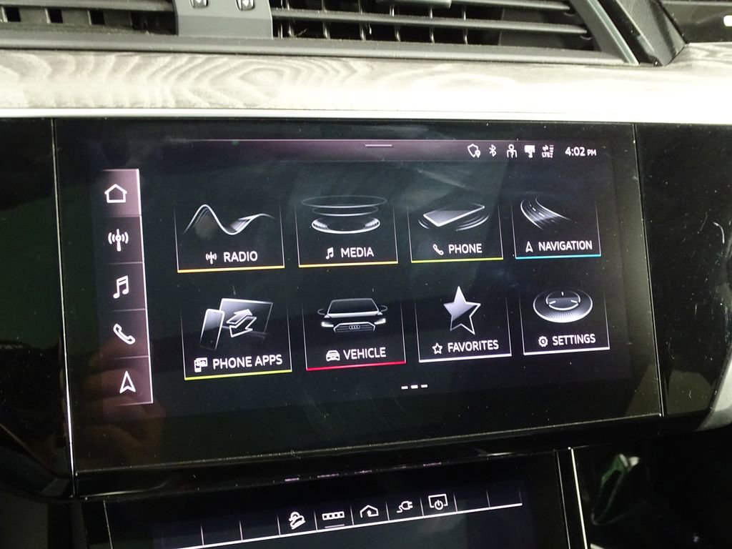 Used 2021 Audi e-tron Premium Plus image 32