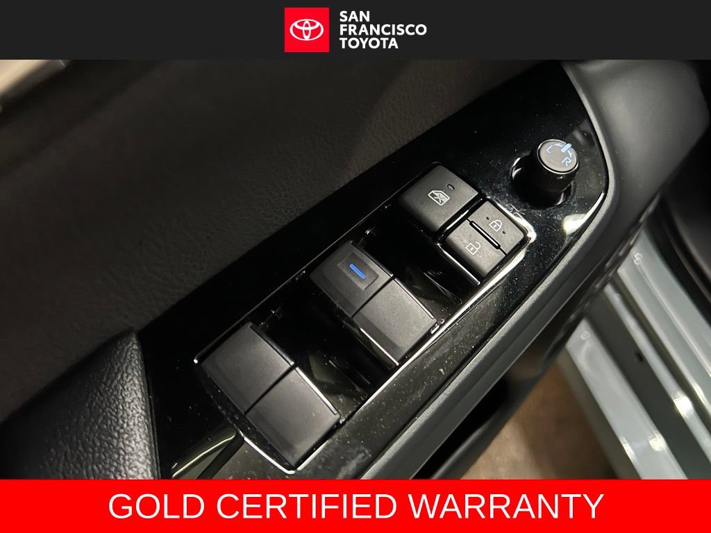Certified 2022 Toyota Prius LE FWD image 32